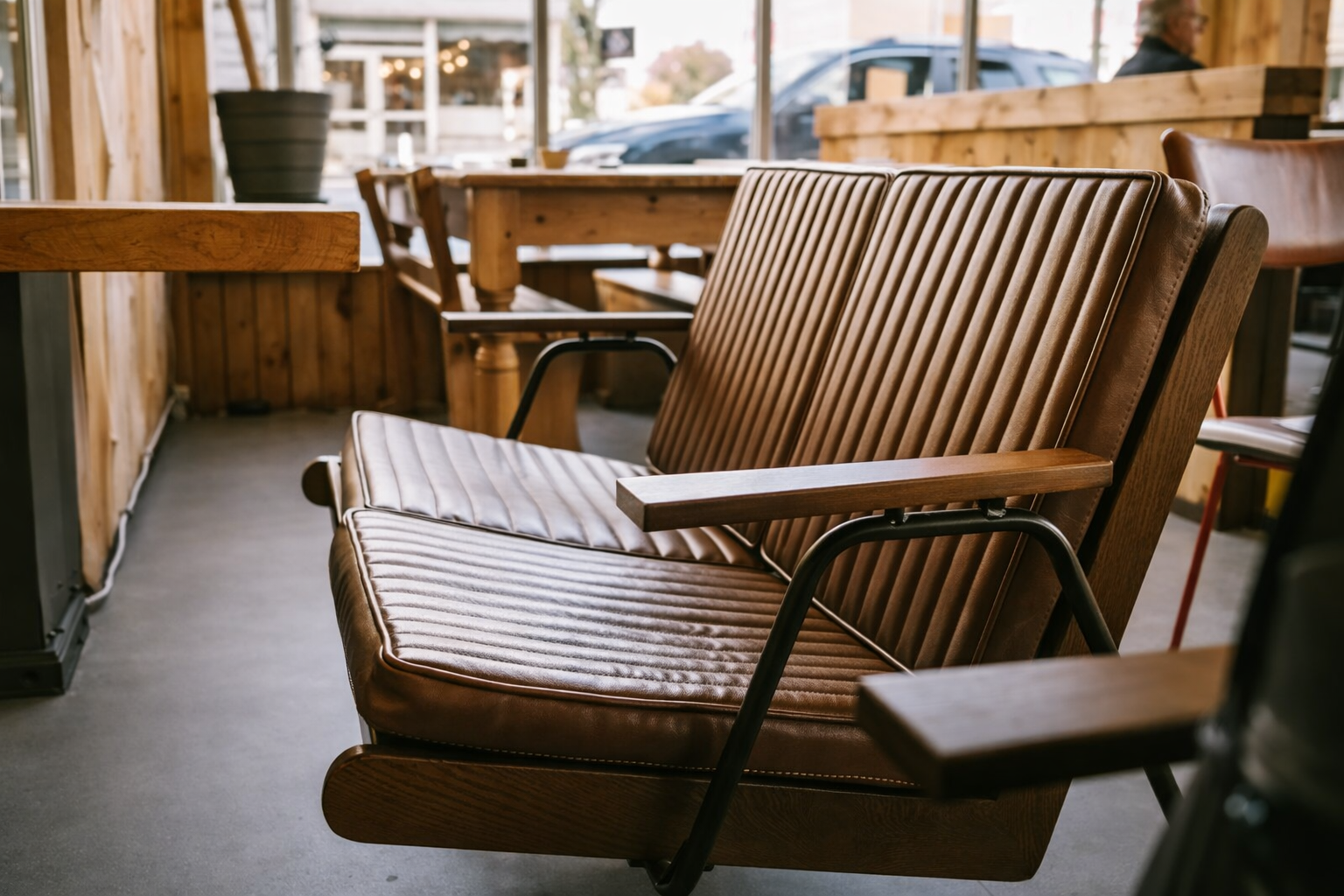 Affordable Oversized Chairs: Where to Find Comfy Loungers Without Breaking the Bank